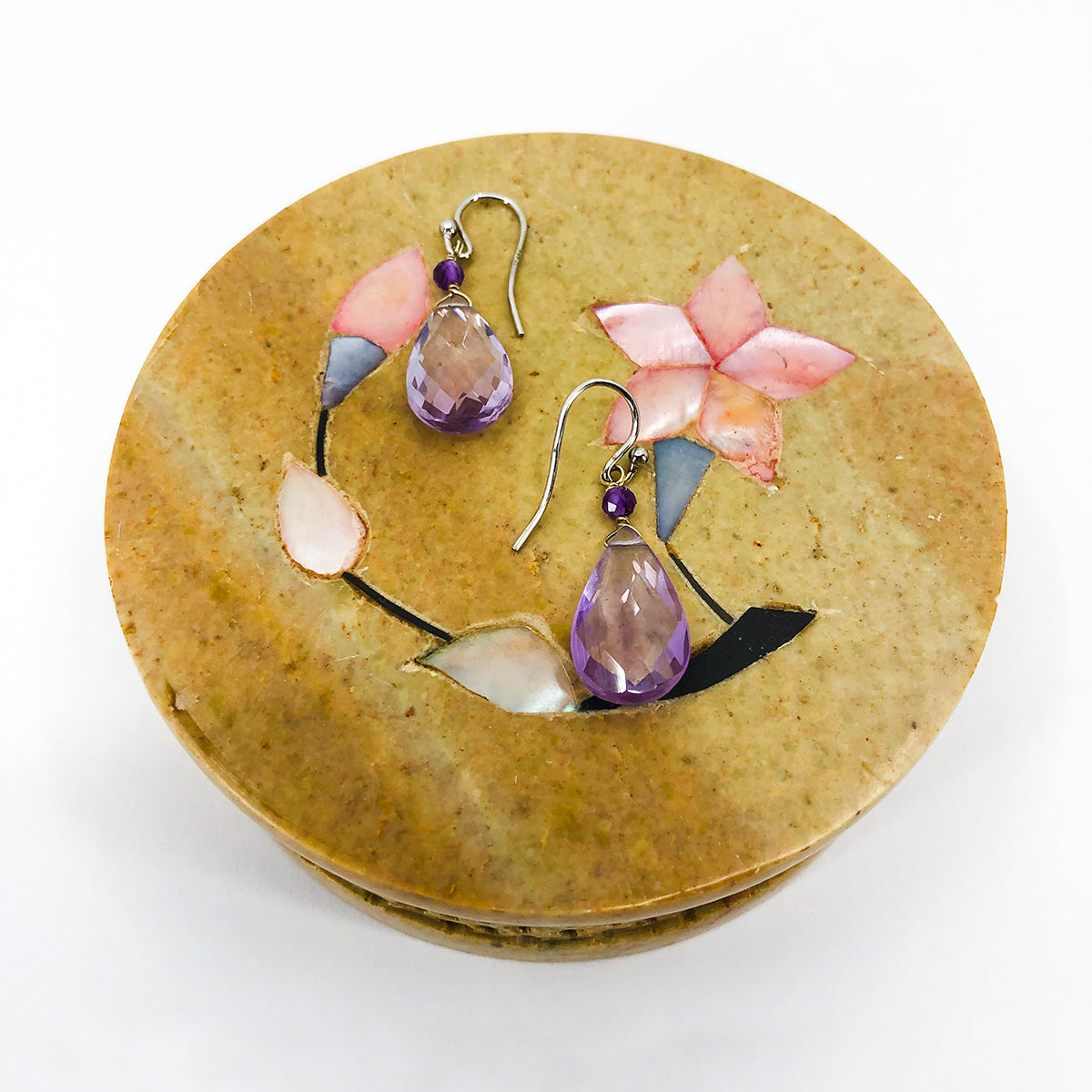 Amatista rosa facetada para oreja plana